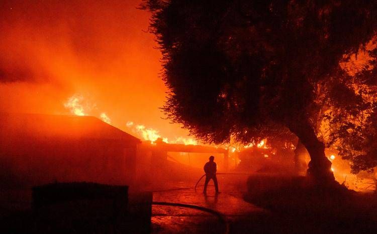 Un pompiere tra le fiamme