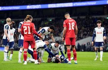Bentancur, allarme in Tottenham-Liverpool: crolla a terra da solo Bentancur, allarme in Tottenham-Liverpool: crolla a terra da solo