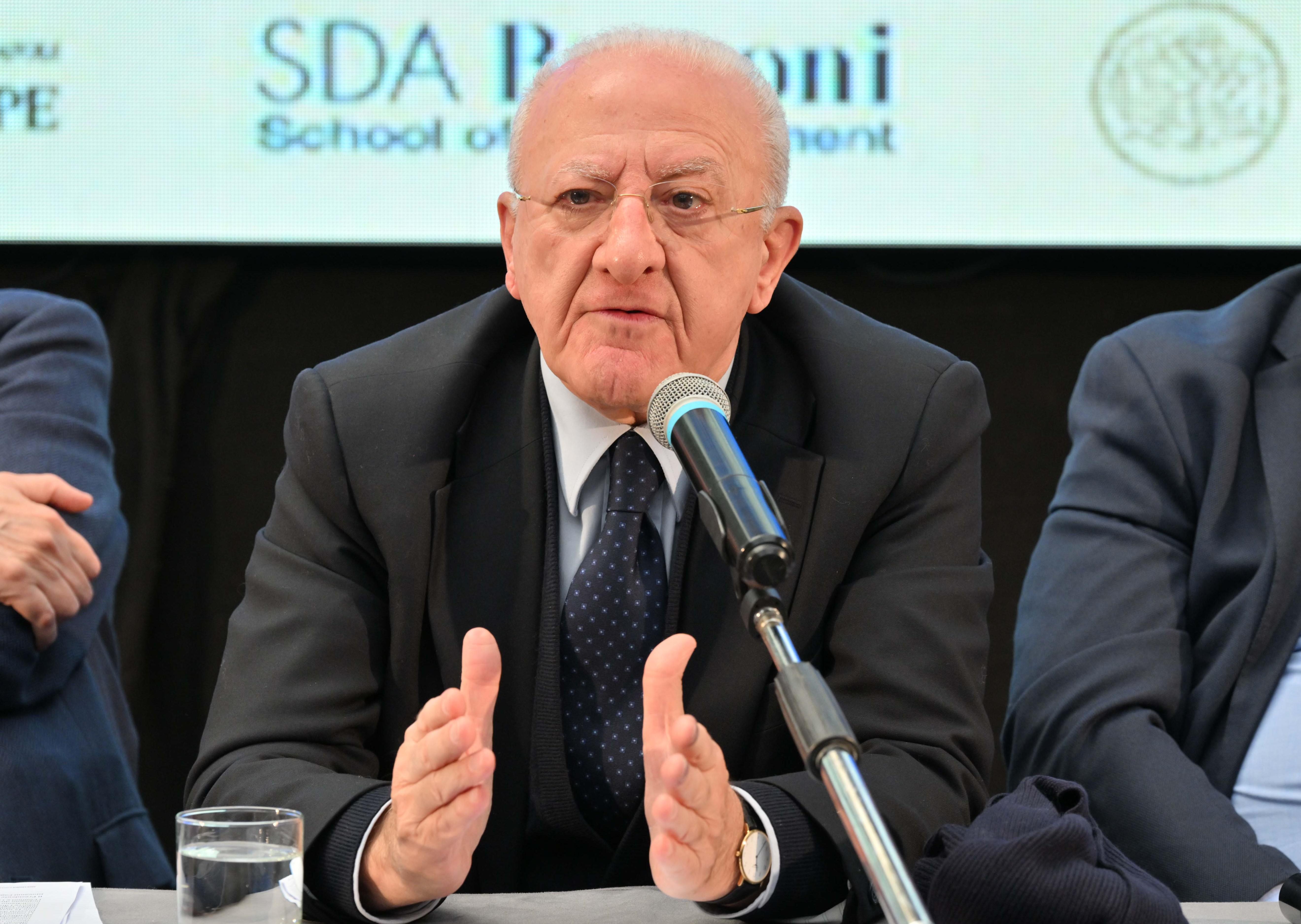 Üçüncü dönem, De Luca'nın istifası mı? Campania başkanının yanıtı