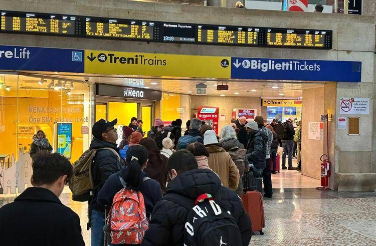 Treni, circolazione sospesa su nodo Milano: ritardi fino a 3 ore e cancellazioni Treni, circolazione sospesa su nodo Milano: ritardi fino a 3 ore e cancellazioni