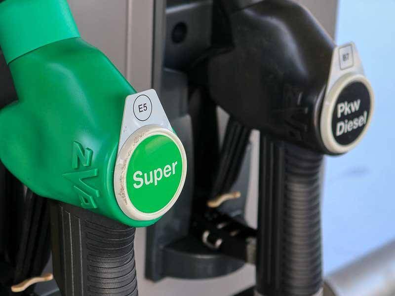 Benzina sempre più cara, l'allarme del Codacons: fino a 2,4 euro per un litro di verde