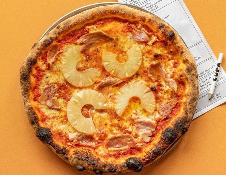 Pizza all'ananas