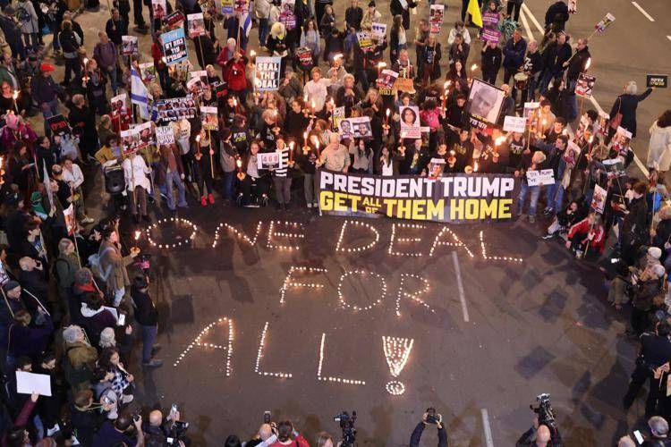 Manifestanti chiedono l'approvazione dell'accordo