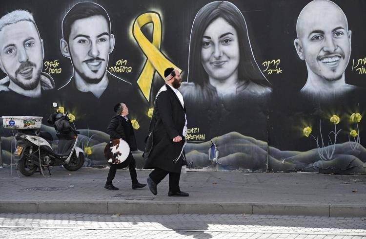 Murales per gli ostaggi israeliani trattenuti da Hamas a Gaza - Fotogramma /Ipa