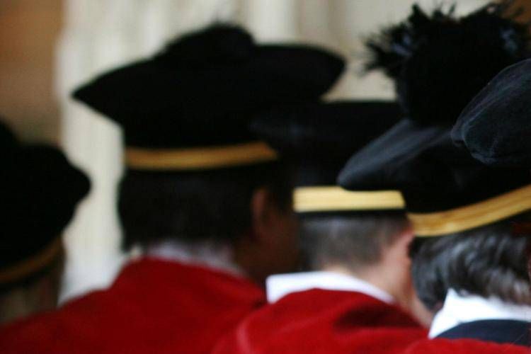 Magistrati in toga di spalle - Fotogramma