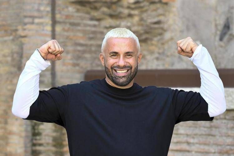 Luca Tommassini chi è: dalla relazione con Heather Parisi all'operazione al cuore Luca Tommassini chi è: dalla relazione con Heather Parisi all'operazione al cuore