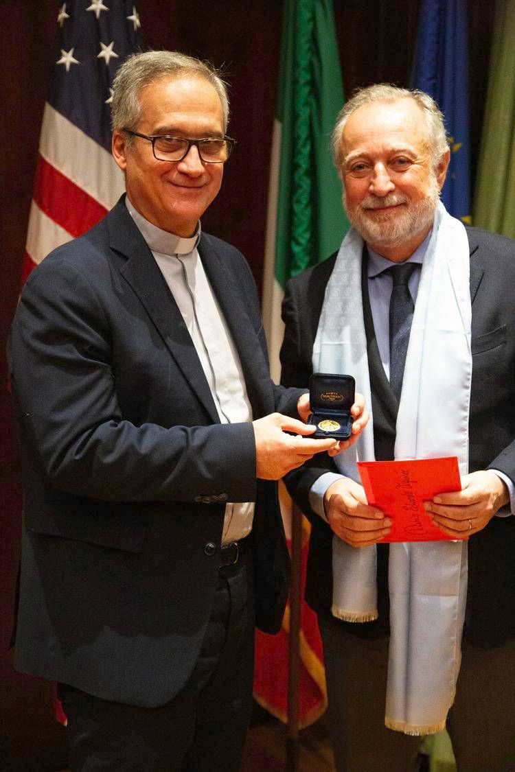 Nella foto: Il direttore dell’Istituto italiano di cultura, prof. Fabio Finotti, consegna il premio