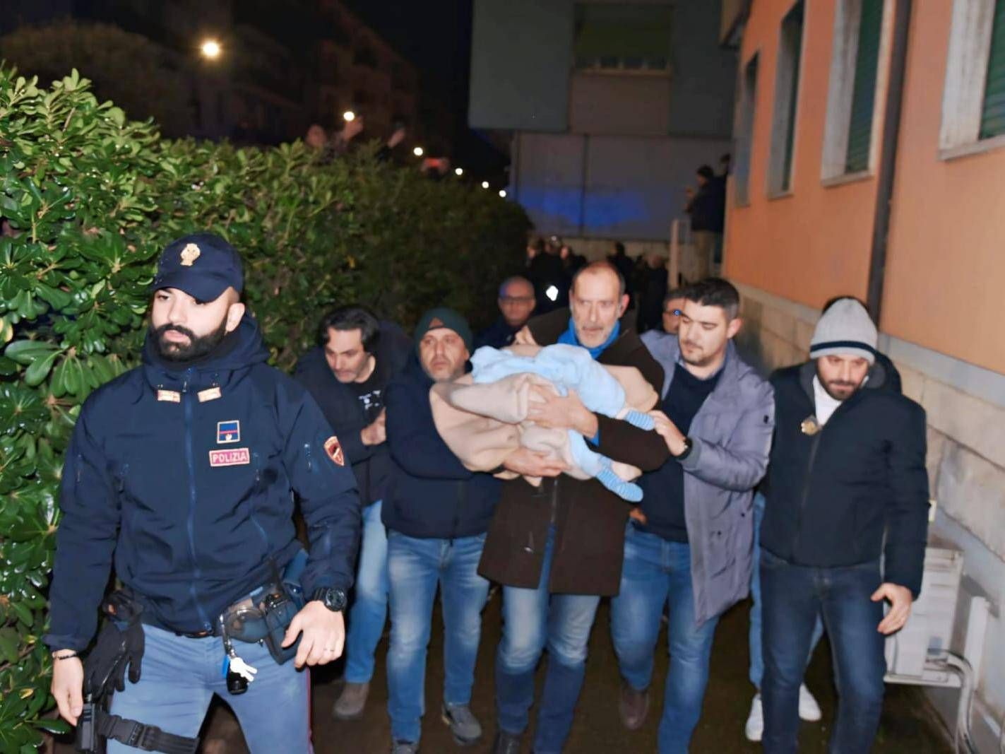 cosenza mamamma valeria riabbraccia figlia sofia1