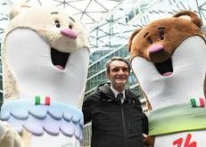 Tina e Milo, le mascotte di Milano Cortina 2026, con il presidente della Regione Lombardia Attilio Fontana - Fotogramma/IPA