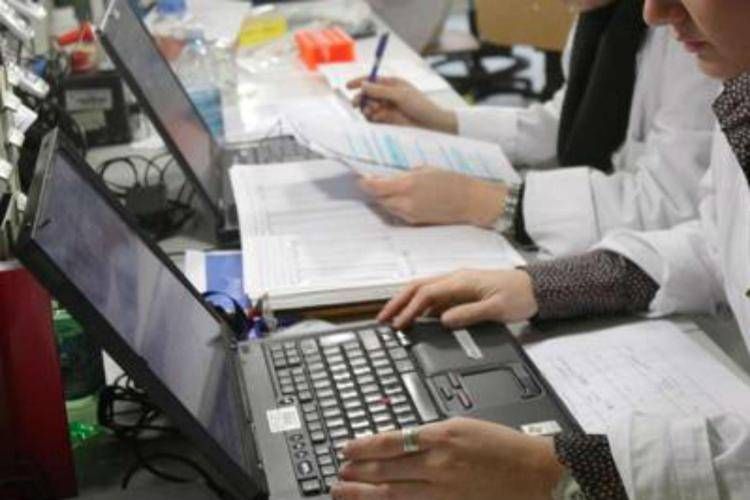 Ricercatori al lavoro - Fotogramma
