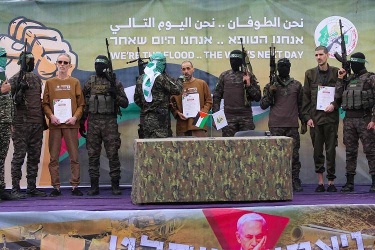 Gaza, i tre ostaggi israeliani rilasciati oggi sul palco di Hamas prima della liberazione  - Afp