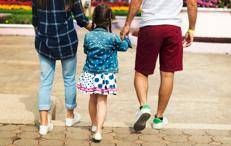 Genitori con bambina - (123RF)