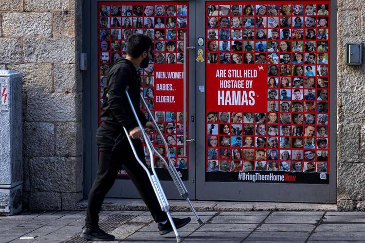 Israele, manifesto per gli ostaggi prigionieri di Hamas - Afp