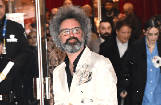 Sanremo 2025、Simone Cristchiのスタンディングオベーション：涙のアリストン
