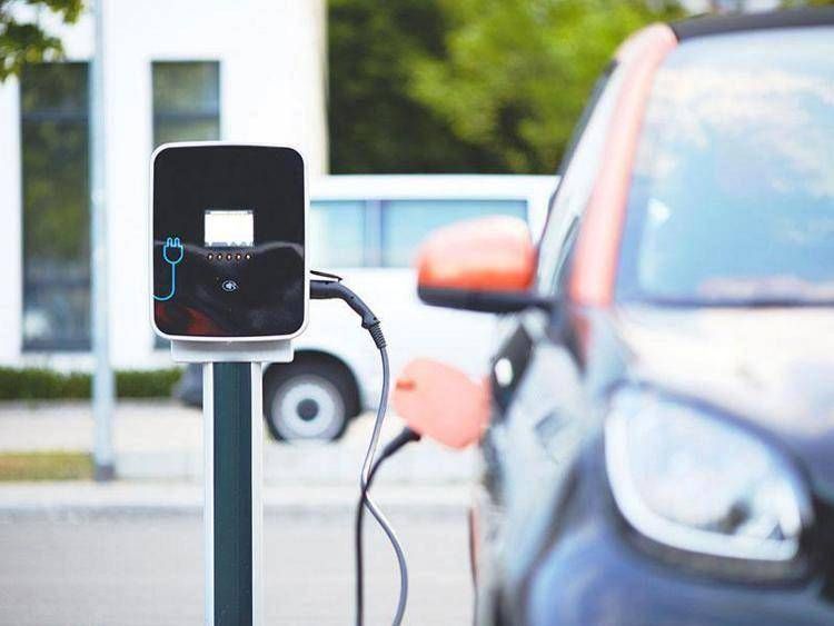 UIGA, elektrikli arabalar üzerinde netlik ama çok fazla cep telefonu için nasıl şarj ettiğine bağlı