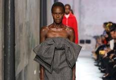 Una delle uscite della fall-winter 2025/26 di Alessandro Dell'Acqua