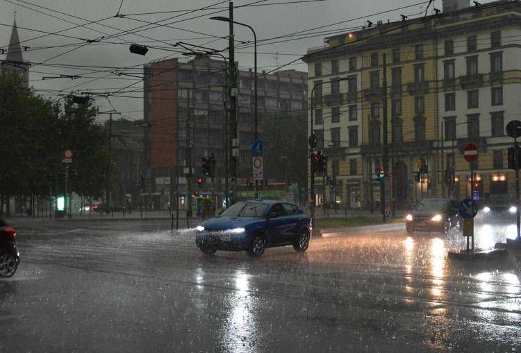 Allerta meteo oggi 28 luglio in 12 Regioni: temporali, grandine e forti raffiche di vento