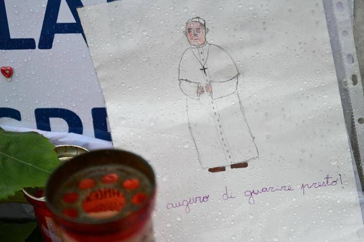 Disegno per il Papa e candele al Gemelli - Afp