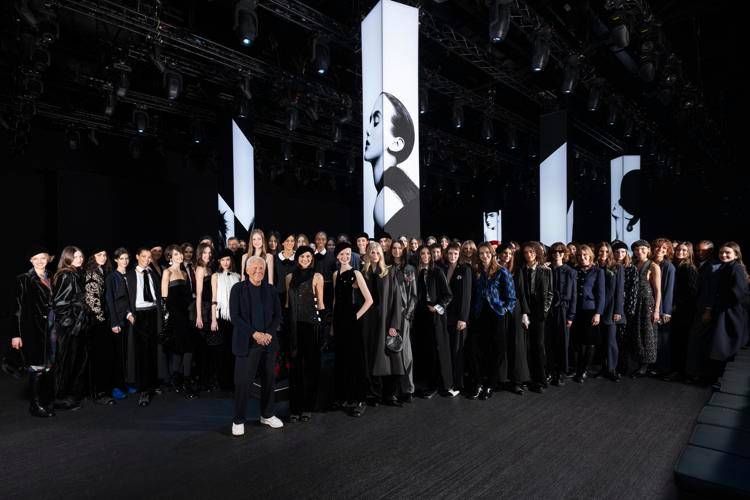 Giorgio Armani con le modelle di Emporio Armani dedicata alla fall-winter 2025/2026