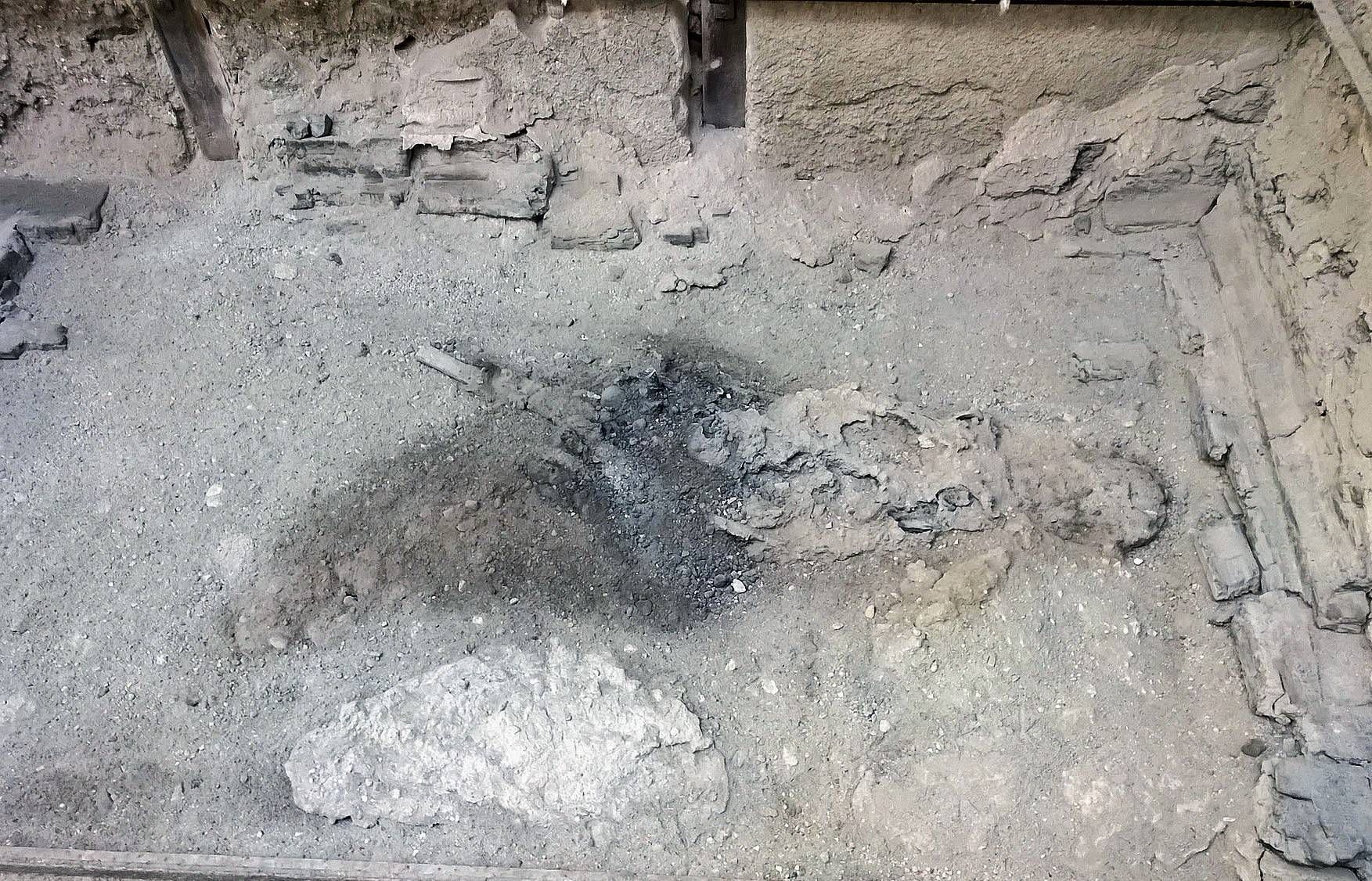 immagine 1 lo scheletro del guardiano nel suo letto di legno presso collegium augustalium foto p.p. petrone 