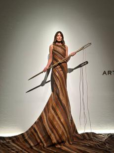 Carla Bruni nella performance di Tod's al Pac 