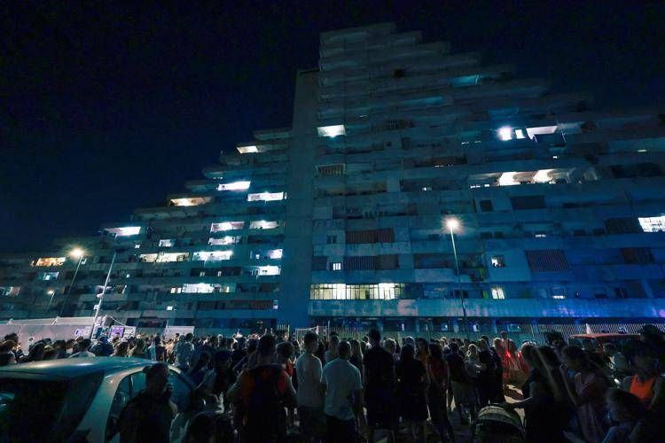Crollo della Vela Celeste a Scampia (Fotogramma/ipa)