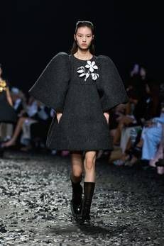 Una delle uscite di Moschino per la fall-winter 2025/2026