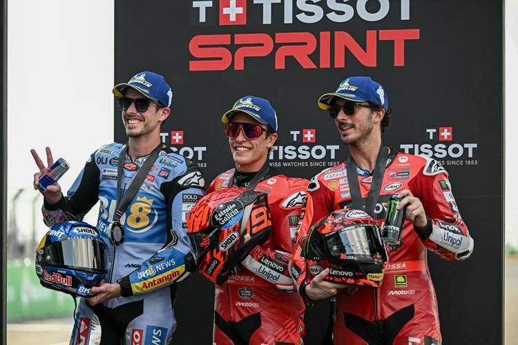 Marc Marquez  davanti al fratello Alex Marquez (Team Gresini) e all'altra Ducati ufficiale di Pecco Bagnaia - (Afp)