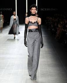 Una delle uscite della fall-winter 2025 di Ermanno Scervino