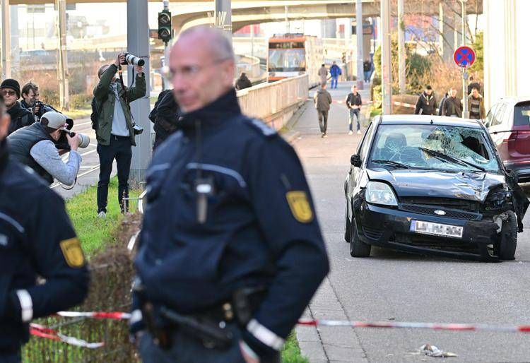 Auto sulla folla a Mannheim - (Afp) - (Afp)