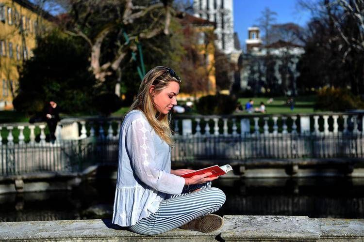 Una persona in una giornata di sole a Milano - FOTOGRAMMA