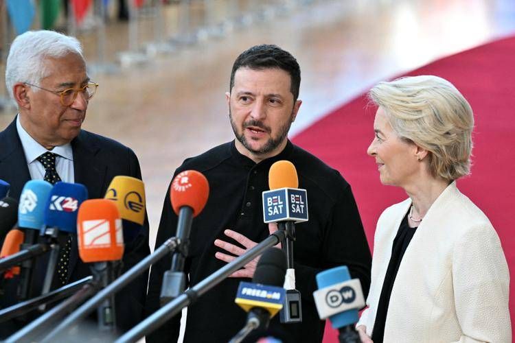 Il presidente ucraino Volodymyr Zelensky a fianco di Ursula von der Leyen e Antonio Costa - (Afp)