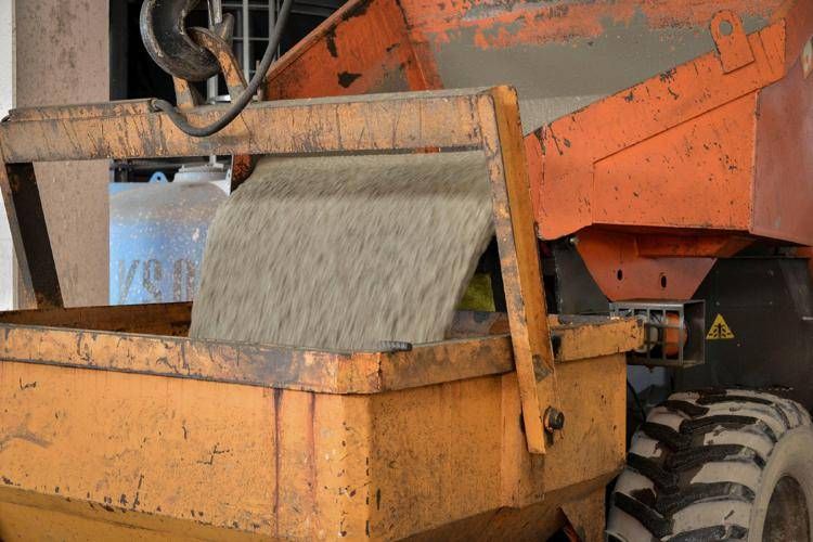 Pognano, Bergamo, Isocell Precompressi S.P.A, l'azienda che sta preparando la struttura in cemento armato prefabbricato, per la  costruzione del nuovo palazzetto dello sport di Armani, al vecchio palalido (Luca Matarazzo, BERGAMO - 2014-03-14) p.s. la foto e' utilizzabile nel rispetto del contesto in cui e' stata scattata, e senza intento diffamatorio del decoro delle persone rappresentate - FOTOGRAMMA