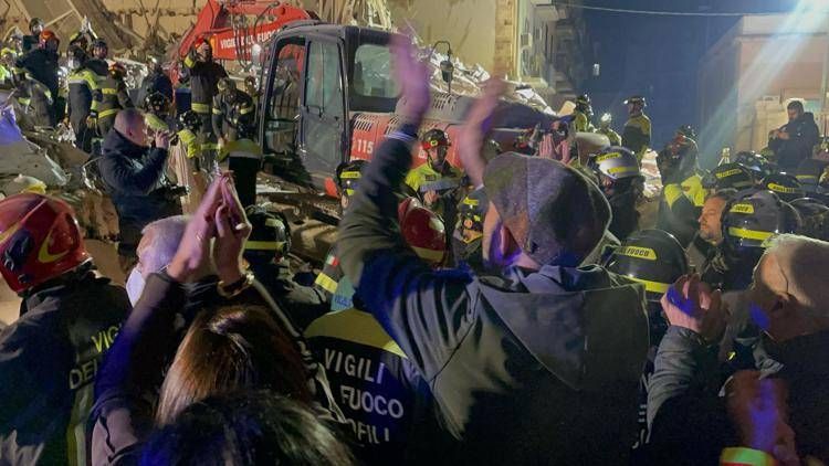 Crollo palazzina a Bari, donna estratta viva dalle macerie Crollo palazzina a Bari, donna estratta viva dalle macerie