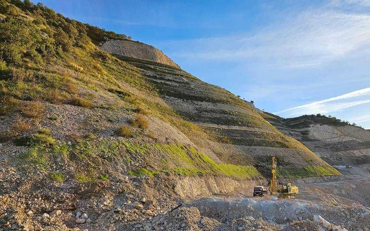 Ricostruzione della scarpata a 45 gradi, evitando gradoni e conseguente ripristino della morfologia della collina