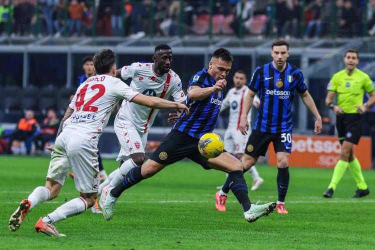 Inter-Monza 3-2 in rimonta, nerazzurri restano al comando della classifica Inter-Monza 3-2 in rimonta, nerazzurri restano al comando della classifica