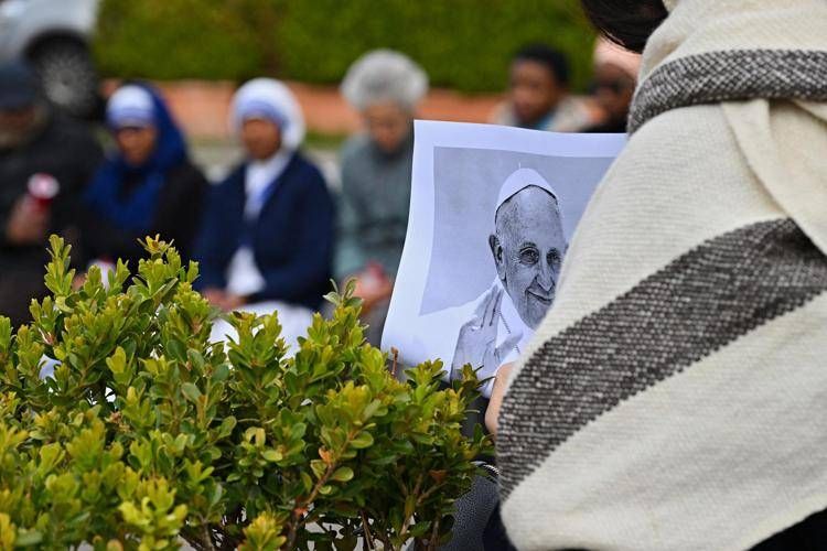 Preghiere per Papa Francesco al Gemelli - Afp