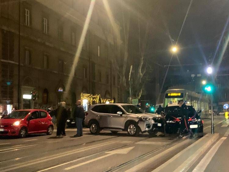 Incidente a Viale Trastevere: auto contro Alfa Romeo carabinieri, no feriti