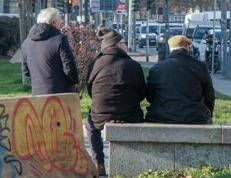 Anziani a Milano (Fotogramma/Ipa)