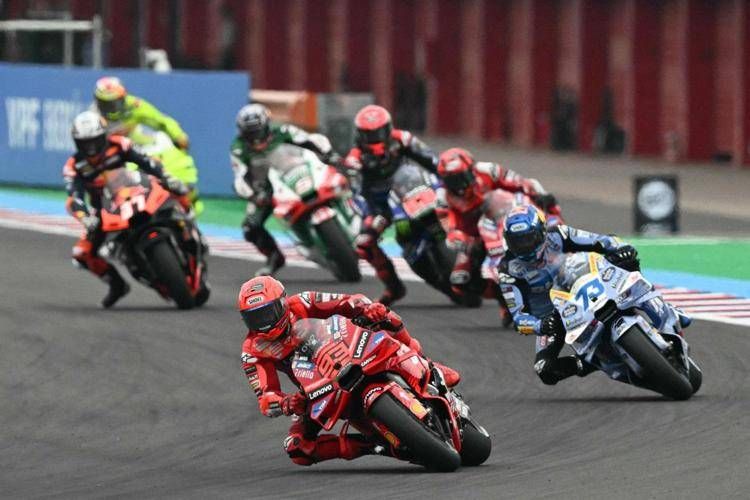 Marc Marquez in pista con il fratello Alex (Afp)