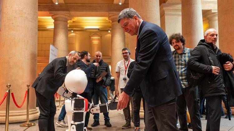 Robot Adriano e Lorenzo Taglianvanti, presidente Cciaa Roma
