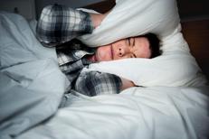 Gli italiani e il sonno, 3 su 4 faticano ad addormentarsi e 1 su 3 si attacca allo smartphone