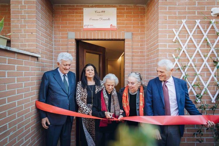 Taglio del nastro da sin. Giuseppe Toro, Isabella Mastrobuono, Anna Tenore, Maria Luisa Viganò, Adriano Venditti  - Francesca Di Stefano 