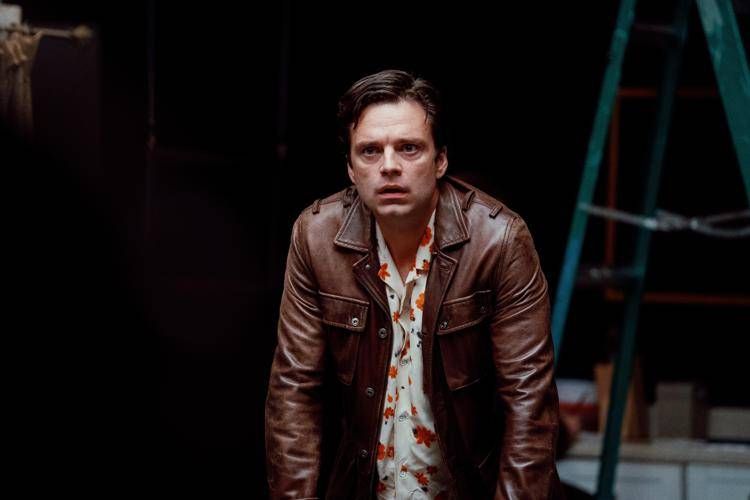Sebastian Stan in una scena di 'A Different Man'