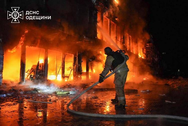 Ucraina, droni russi attaccano Odessa: in fiamme infrastrutture civili