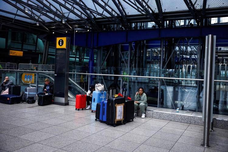 Londra, passeggeri fermi dopo la chiusura dell'aeroporto di Heathrow - Afp