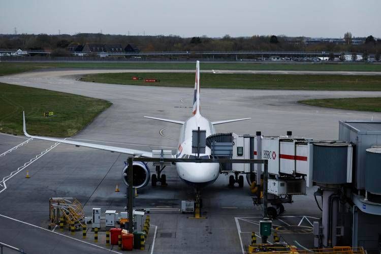 Heathrow, aeroporto riapre dopo incendio: prime partenze Heathrow, aeroporto riapre dopo incendio: prime partenze