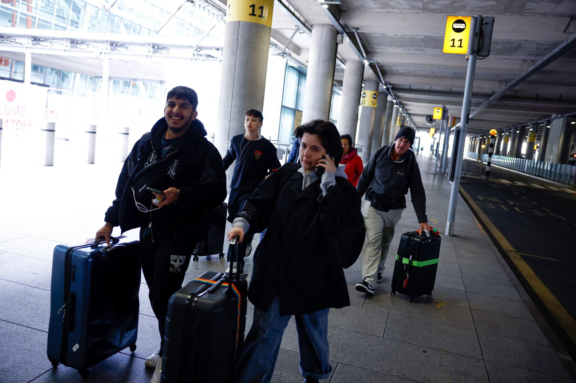 Heathrow Fire, Londra Havaalanı operasyonel ancak günlerce rahatsızlık verir: Durum