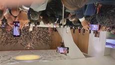 Papa Leone XIV incontra media di tutto il mondo, gli applausi dei giornalisti - Video