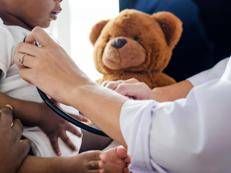 Pediatra visita un bambino (Foto )